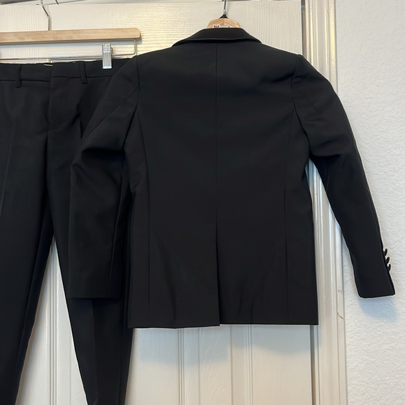 Boys Tuxedo Suit Black: Size 6/7, but Label Reads Size 8 - Picture 5 of 5